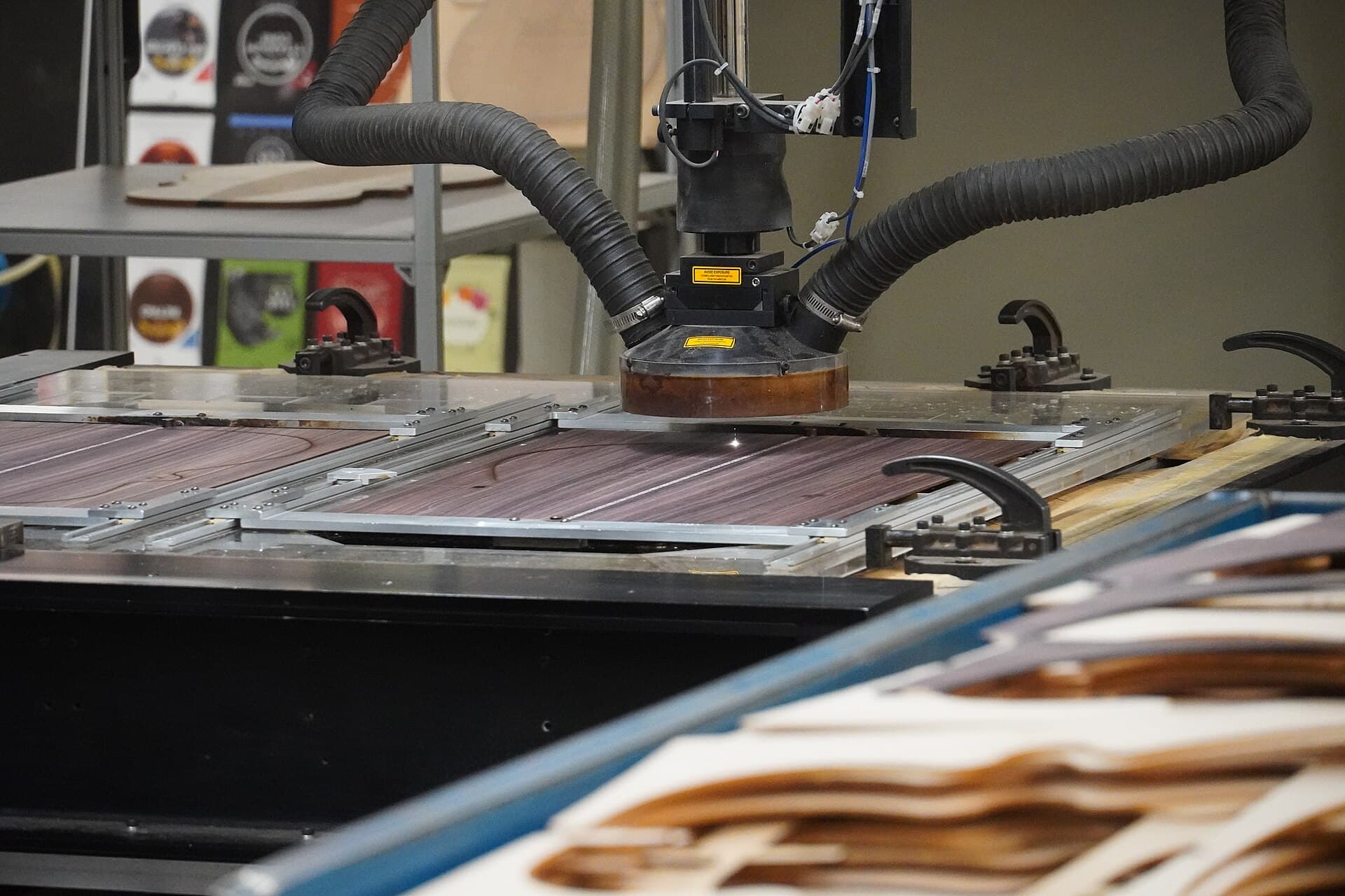 Corte láser CNC de fibra sobre metal (imagen referencial)